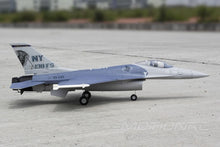 Lade das Bild in den Galerie-Viewer, Freewing F-16 Falcon 70mm EDF Thrust Vectoring Jet - PNP FJ20221P
