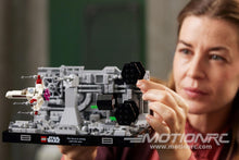 Lade das Bild in den Galerie-Viewer, LEGO Star Wars Death Star Trench Run Diorama 75329
